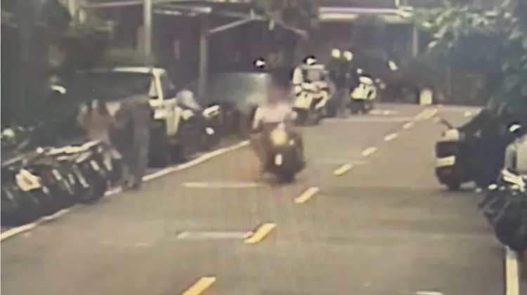 陳男酒駕又未戴安全帽騎乘機車返回住處，又遇到方才處理的警員。取自記者新聞網