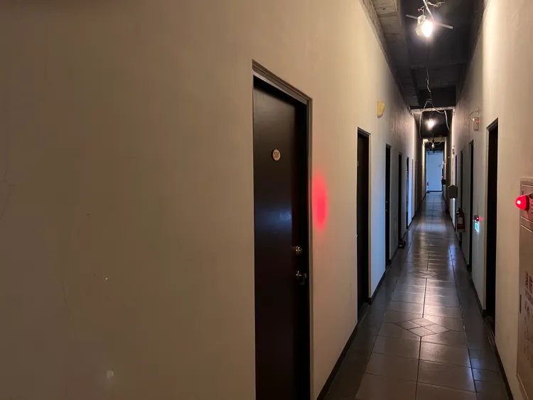 建物用途登記為「辦公室」，內部卻隔成一間間的套房出租。鮮明攝