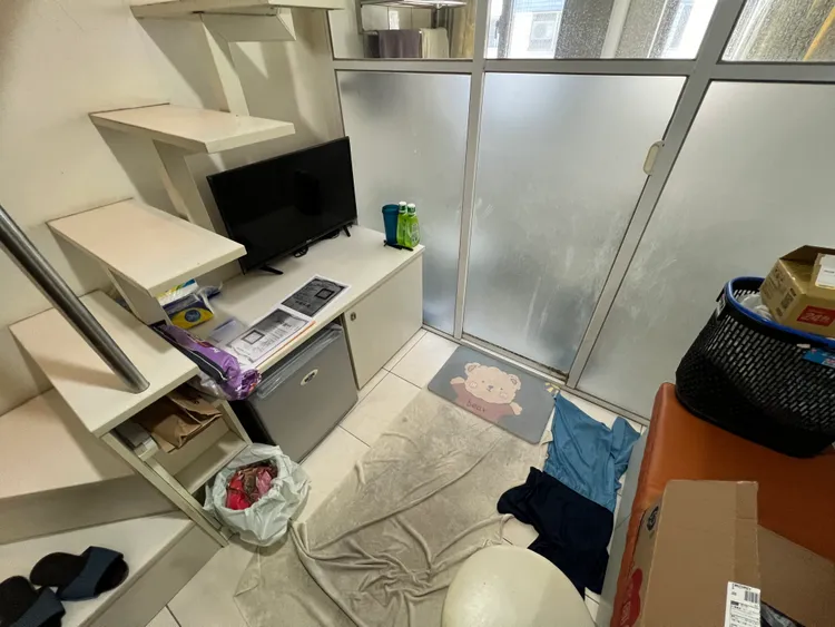 套房內部空間不大，並隔成樓中樓。鮮明攝