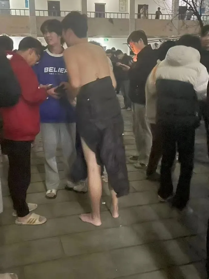 西安大學學生睡夢中驚醒逃出建物時，幾乎赤裸，僅以外衣遮蔽下體。翻攝自Ｘ(推特)