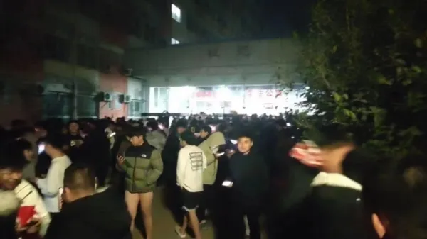 甘肅強震，西安大學學生驚逃。翻攝自Ｘ(推特)