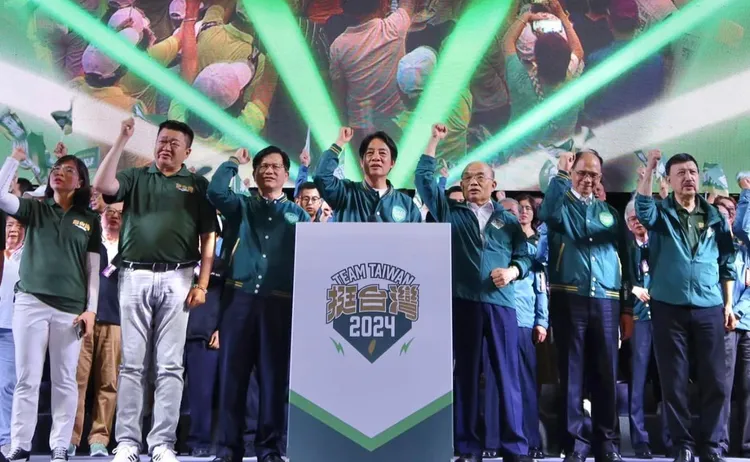 余天最近一次公開現身民進黨大型造勢與賴清德同台，是11月4日他到板橋第一運動場出席新北競總成立造勢大會。取自李坤城臉書