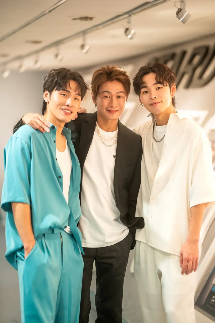 吳建恆（中）與展榮、展瑞出席新加坡公益活動。Unleash Your Light提供