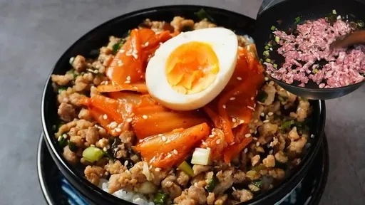 餃子包到一半累了　一妙招變美味丼飯