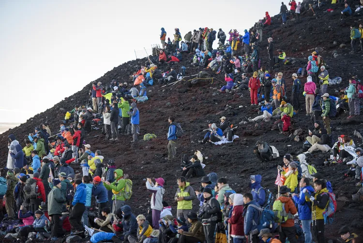 疫情後旅客回流，富士山今年夏天迎接大批登山人潮，等待看日出的旅客滿坑滿谷。資料照片