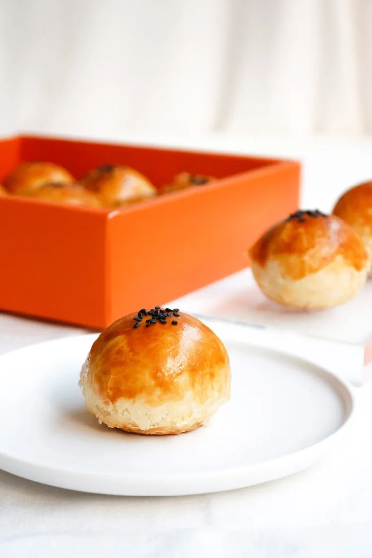 「法朋烘焙甜點坊」蛋黃酥黃金比例為40%酥皮、40%紅豆餡、20%蛋黃。業者提供