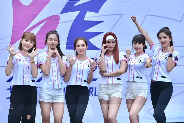 畇二（左起）、容容、Dora、莊錠欣、梓梓、凱蒂等今天出席新節目記者會。林林攝