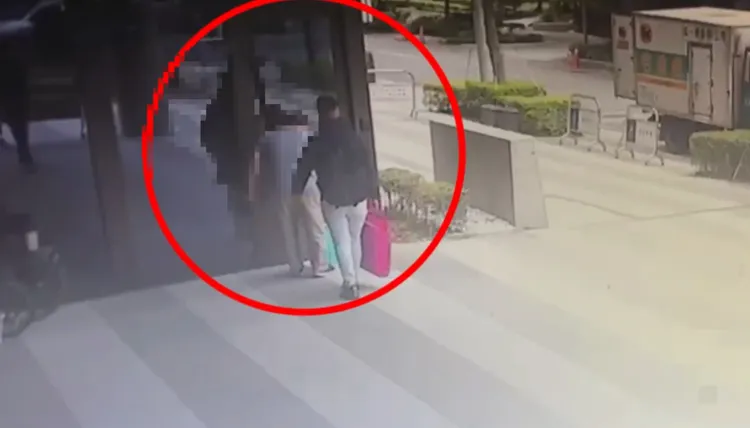 翁男當日向被害人收取贓款。翻攝畫面