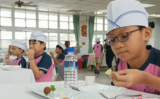 高雄在地食材結合義大利風吹進校園 飲食教育!主廚帶學童DIY義式餃