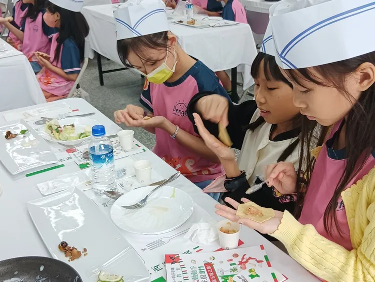 學童動手學做義大利方形餃。帕莎蒂娜提供