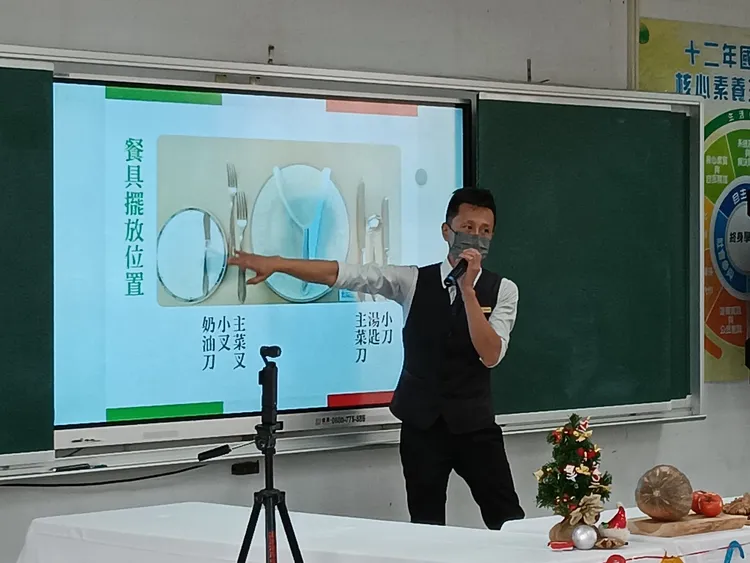 帕莎蒂娜營業經理Vincent解說西餐餐桌禮儀。帕莎蒂娜提供