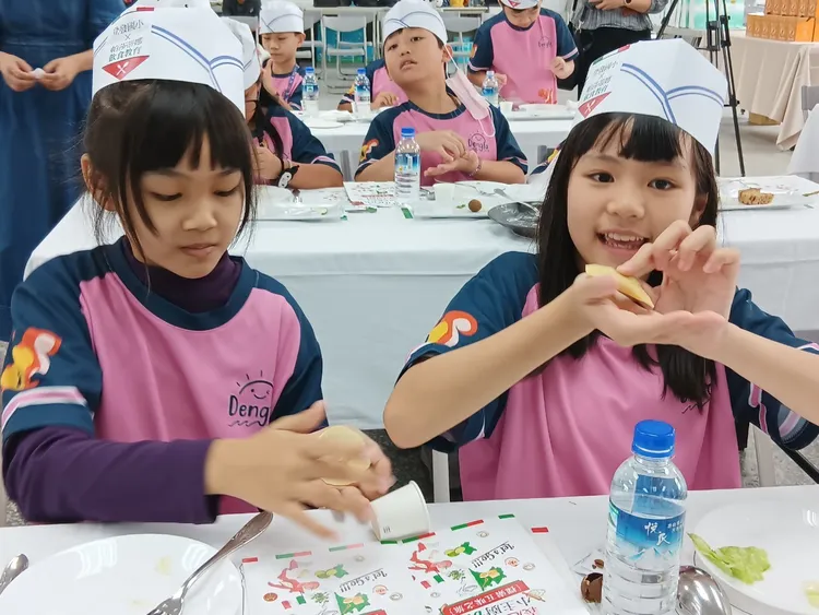學童動手學做義大利方形餃。帕莎蒂娜提供
