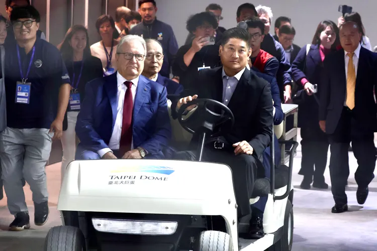 王貞治由辜仲諒載進球場。  彭欣偉攝