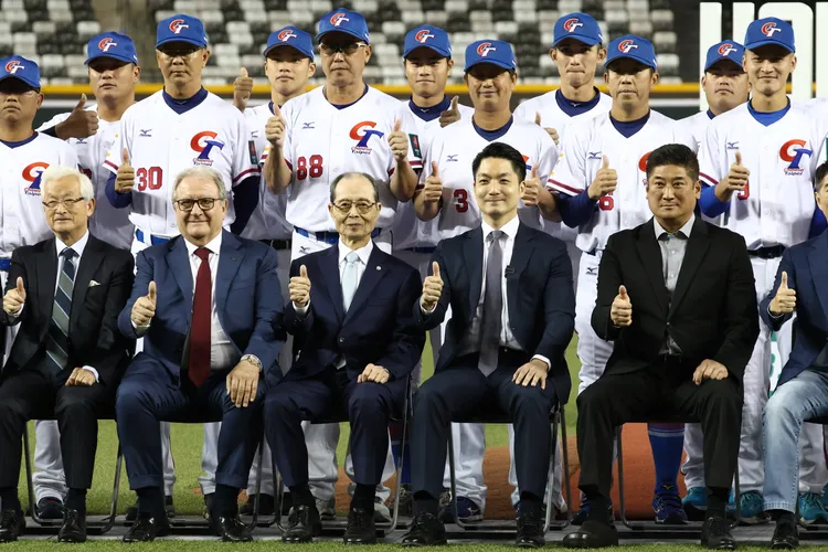 王貞治和中華隊球員合影。  彭欣偉攝