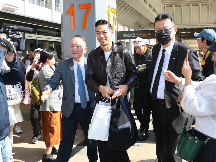 AKIRA手上滿是禮物，足見國民姊夫的人氣。攝影中心攝