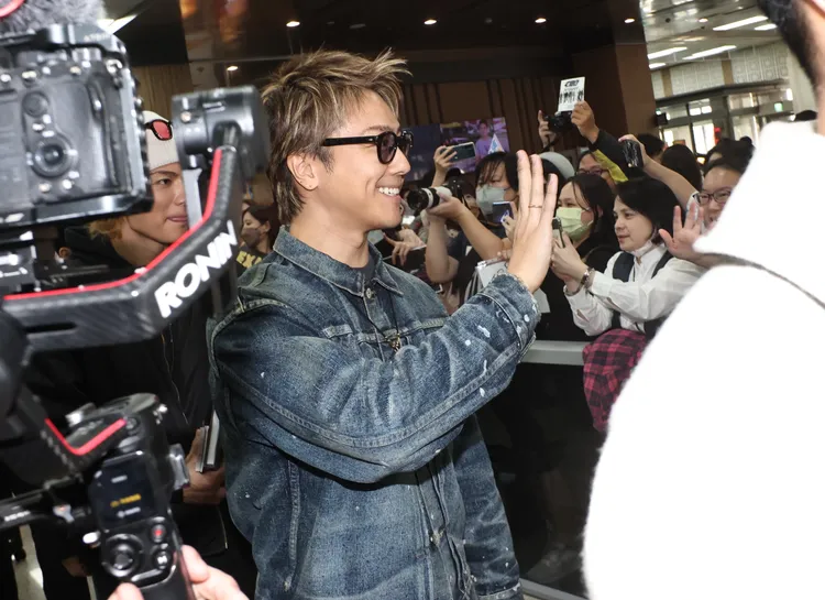 今日壽星TAKAHIRO開心向粉絲打招呼。攝影中心攝