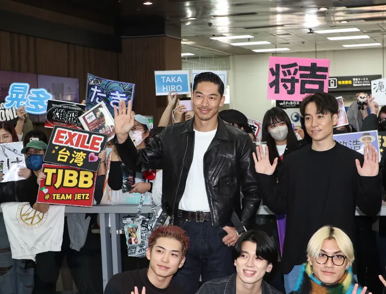 AKIRA（後排左）回林志玲娘家，顯得非常自在。攝影中心攝