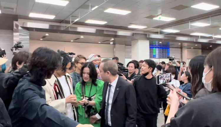 KENCHI幫粉絲簽名。陳薇安攝