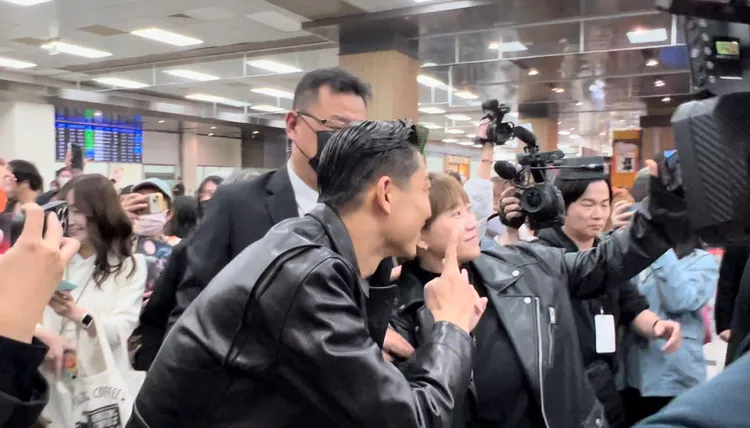 AKIRA配合粉絲身高，貼心蹲低身體自拍。陳薇安攝