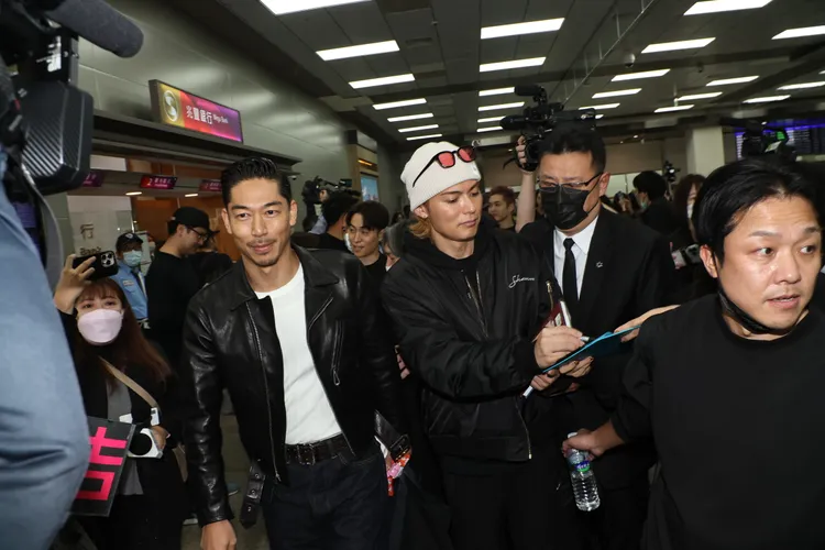 站在AKIRA旁邊的SHOKICHI（右）貼心幫粉絲簽名。攝影中心攝