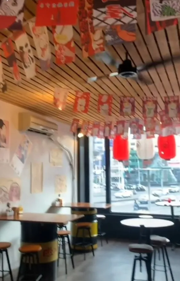 位在高雄美麗島站「昭和大眾酒場」店內環境,建議先預約再前往。TikTok@pkfoodie182 / IG：pkfoodie182 提供