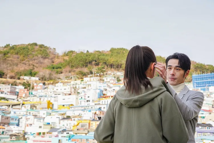 黃騰浩（右）表面浪漫其實凍到想死。客台、魔幻時刻電影提供