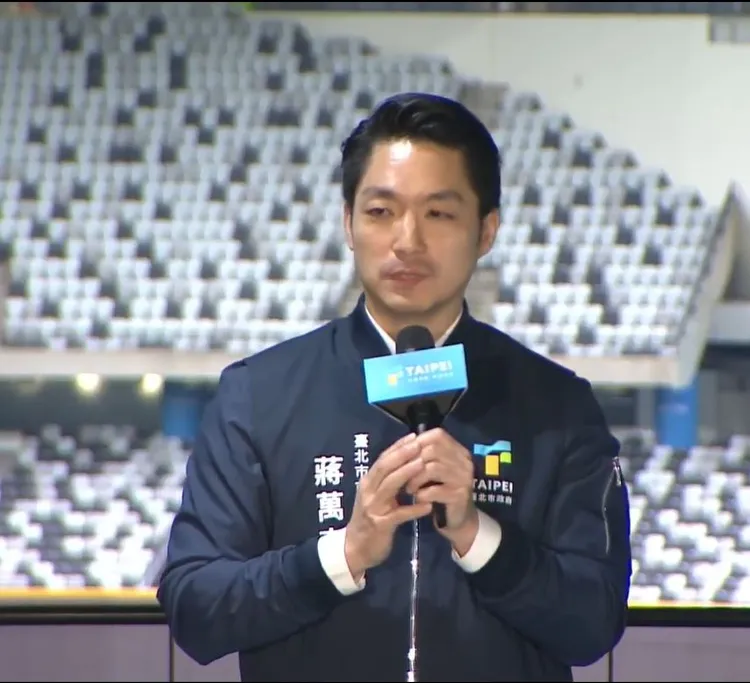 台北市長蔣萬安就職周年率市府團隊在大巨蛋開記者會。翻攝市府直播畫面