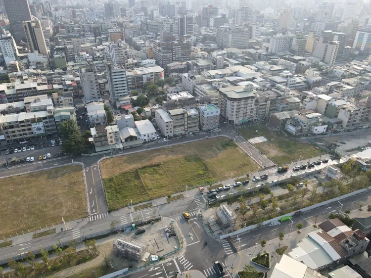 高雄車站周邊土地最高單價已達184萬元，此次土地單價相對便宜，會吸引不少建商青睞。高市地政局提供