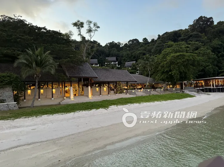 幸福島換上聖誕節布置。。吳玉愛攝