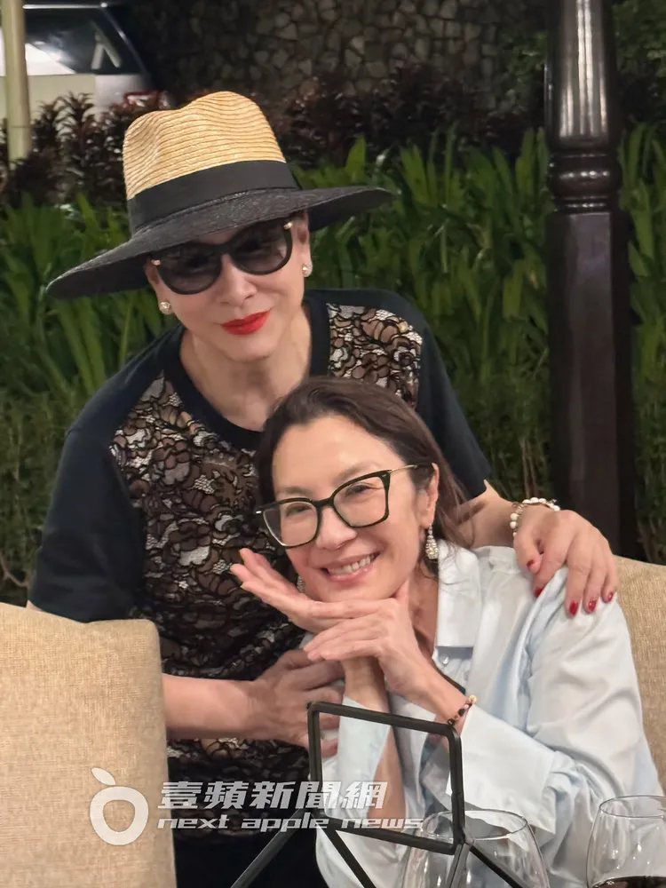 徐楓（後）和楊紫瓊惺惺相惜。吳玉愛攝