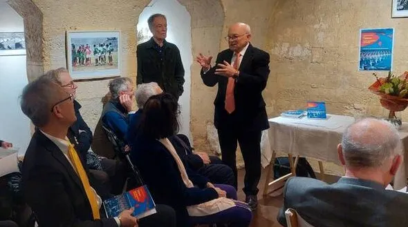 法國專家賈偉路（紅領帶者）新書「台灣：中國的執念」5日於出版社舉行新書發表會，他告訴中央社，因俄烏戰爭，越來越多法國民眾對台灣感到好奇，他因此撰寫此書介紹台海局勢。（駐法代表處提供）