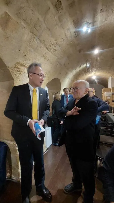 法國專家賈偉路5日「台灣：中國的執念」新書發表會上，駐法代表吳志中（左）受邀出席，並於會上簡短向與會者介紹台灣。（駐法代表處提供）