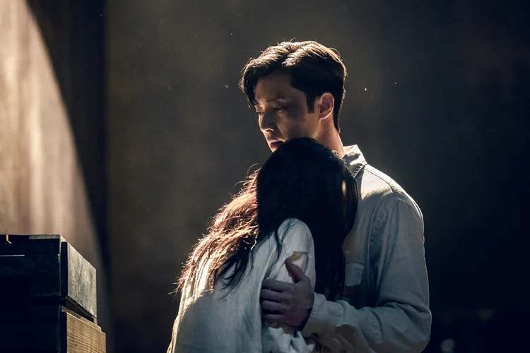 朴敘俊、韓素希戲裡一起對抗日軍，產生感情，讓人覺得突兀。Netfllix提供