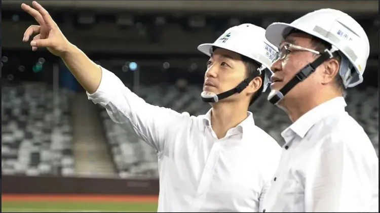 大巨蛋開幕引爆「最帥男神蔣萬安（左）、最強鐵鎚李四川（右）」高人氣，兩人周日再到屏東輔選。翻攝自蔣萬安臉書