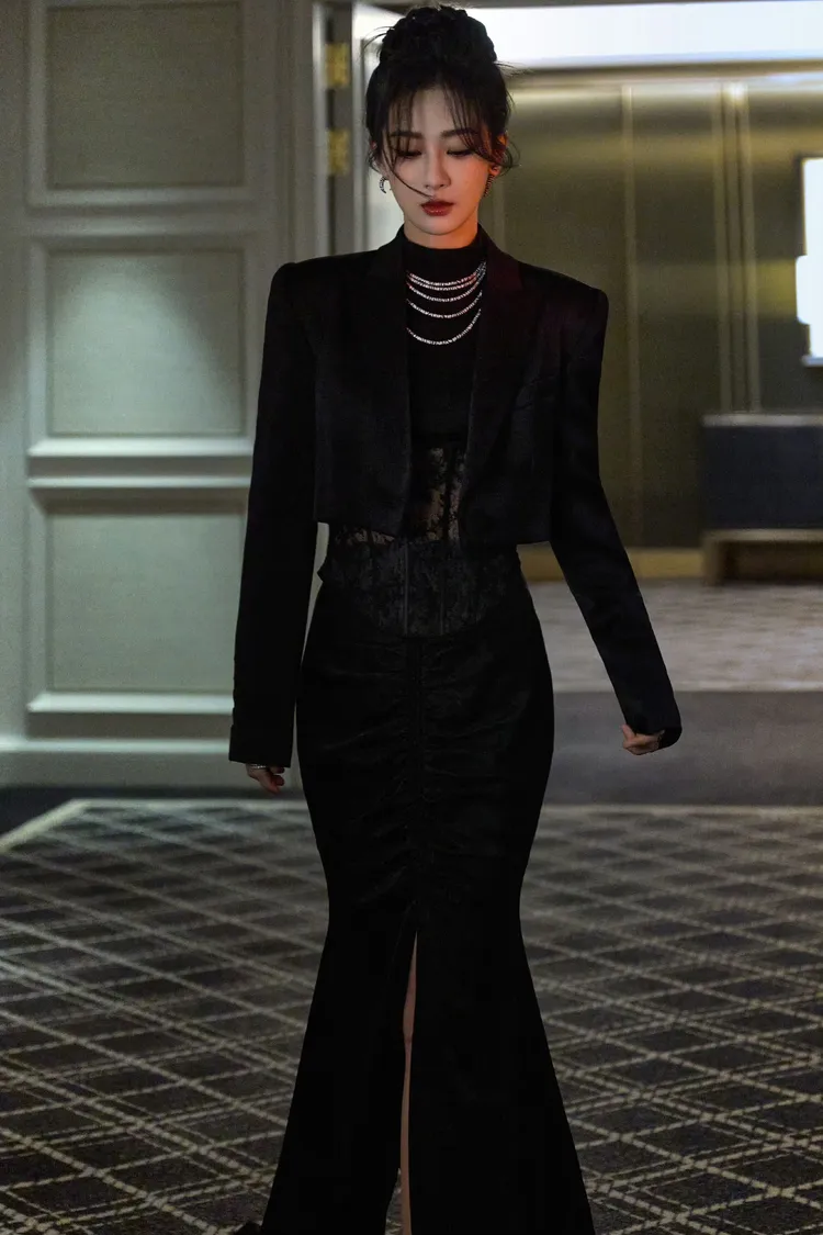 西裝外套的短板剪裁凸顯出高挑身形。翻攝楊紫工作室微博