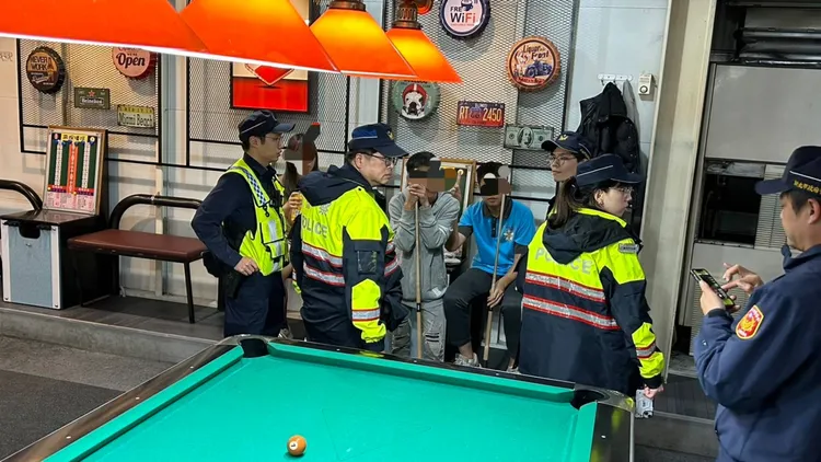 警方臨檢不良場所，打擊黑幫吸收少年入會。翻攝畫面