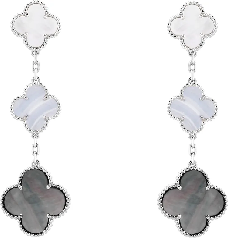 Magic Alhambra耳環（18K白金，珍珠母貝、藍玉髓、三枚吊墜），33萬7000元。品牌提供