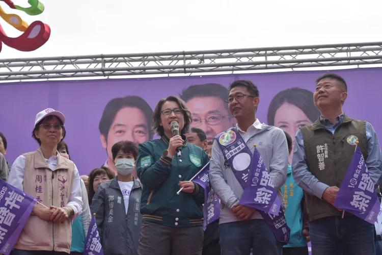 許智傑尋17日早上成立鳳山中區後援會，副總統候選人蕭美琴到場助陣。許智傑總部提供