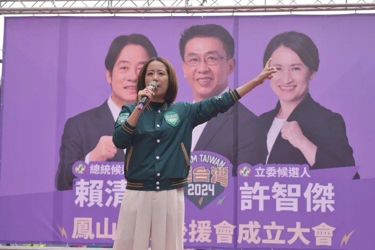 許智傑尋17日早上成立鳳山中區後援會，賴清德競選總部發言人暨新北市議員戴瑋姍助講。許智傑總部提供