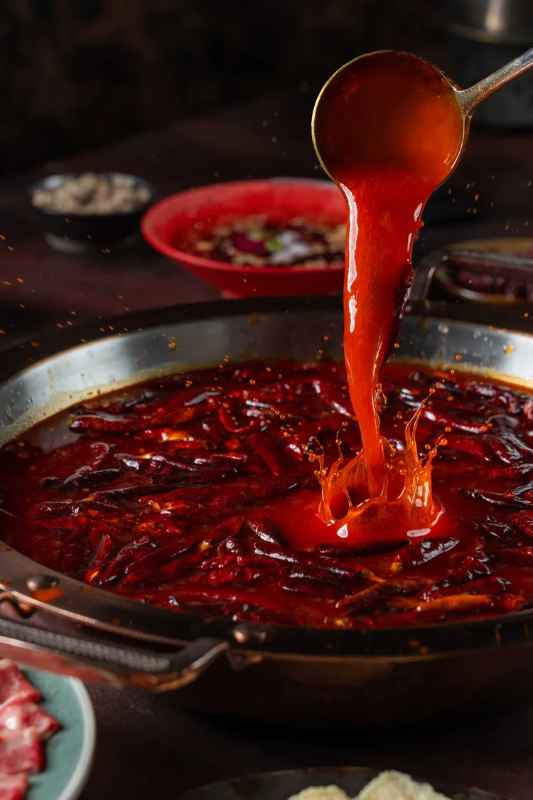 重慶火鍋緋花採用十數種重慶地道炒料研製出麻、辣、鮮、香、厚的純牛油鍋。業者提供