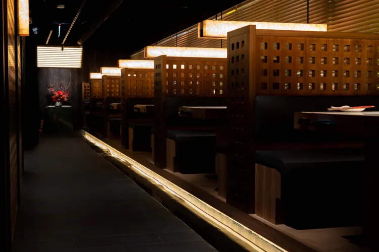 緋花以走訪重慶城為概念，利用多種建材及光影打造重慶獨有的霧都意象。業者提供