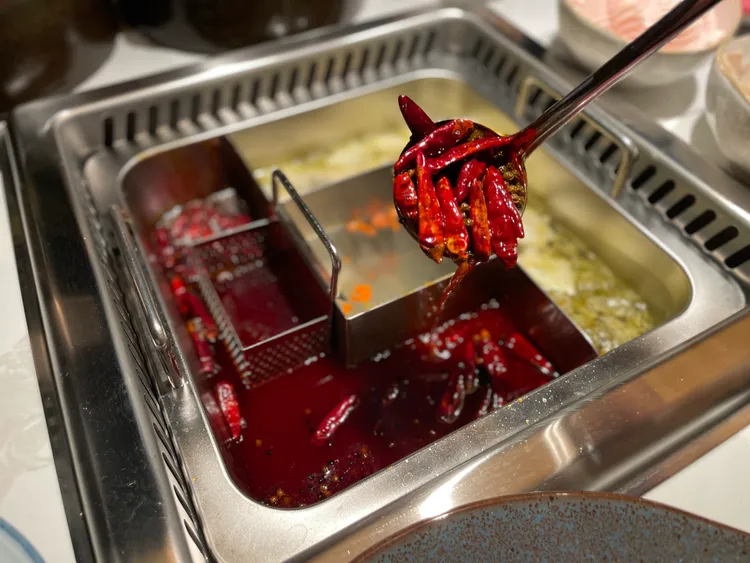 緋花改良湯鍋設計提供鴛鴦及四格鍋，讓不愛吃辣的民眾也感到貼心。業者提供