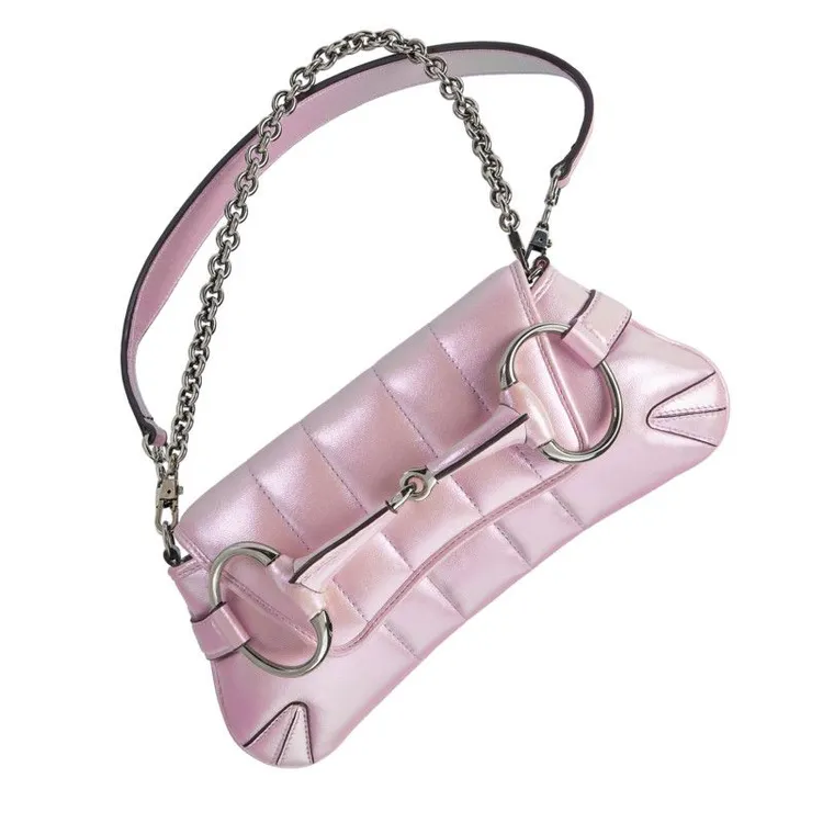 邵雨薇選搭的Horsebit Chain粉色迷你炫彩包，11萬9900元。品牌提供