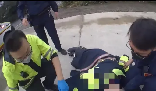 7旬翁欠債不告而別 三重警尋車救人攔下死神鐮刀。