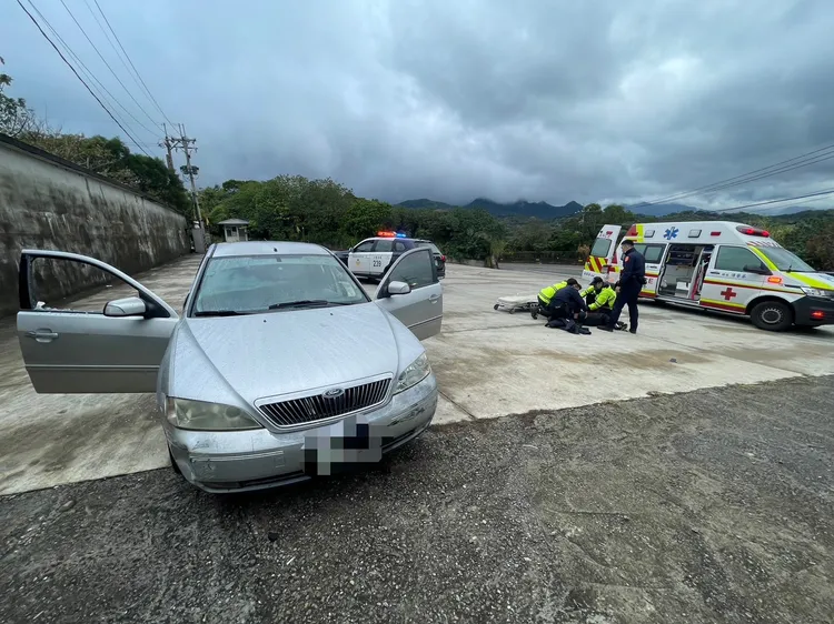 老翁所開車輛於林口山區路旁，人在車上失溫且昏迷不醒。翻攝畫面