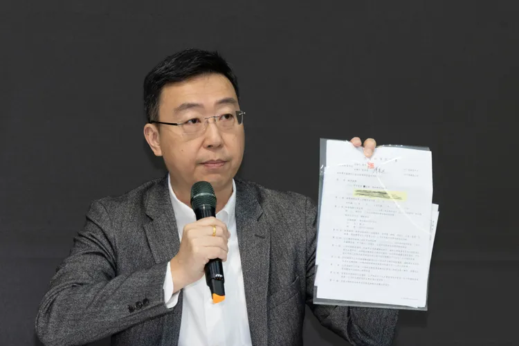 陳世凱拿出租約幫潘孟安澄清。賴清德競辦提供