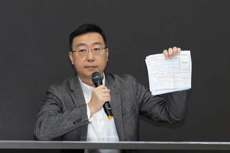 陳世凱拿出一疊匯款單，但王鴻薇質疑這疊紙不讓記者拍攝，是否虛晃一招。賴清德競辦提供