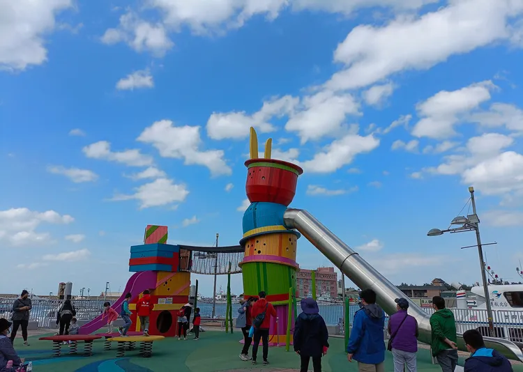 淡水漁人碼頭幾米溜溜帽遊樂場，小孩放風的好地方。漁業處提供