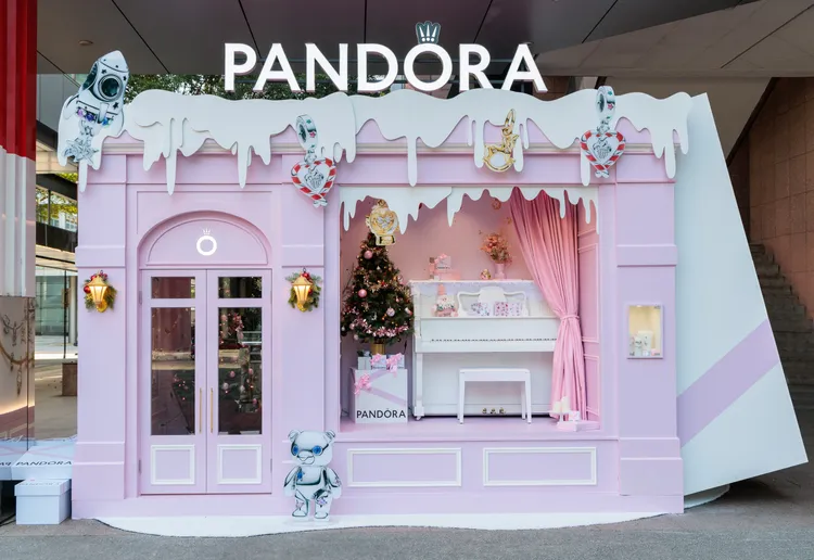 PANDORA在信義區打造出超夢幻的禮品小屋。品牌提供