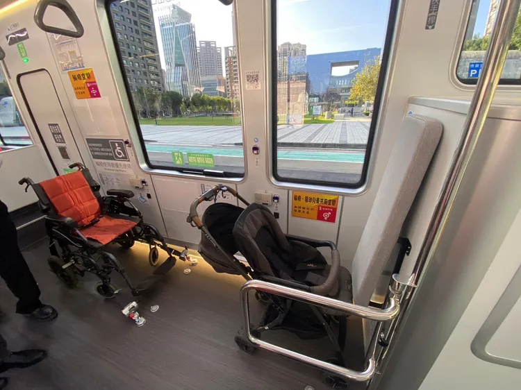 Model T電動公車輪椅及嬰幼兒車空間。市府提供